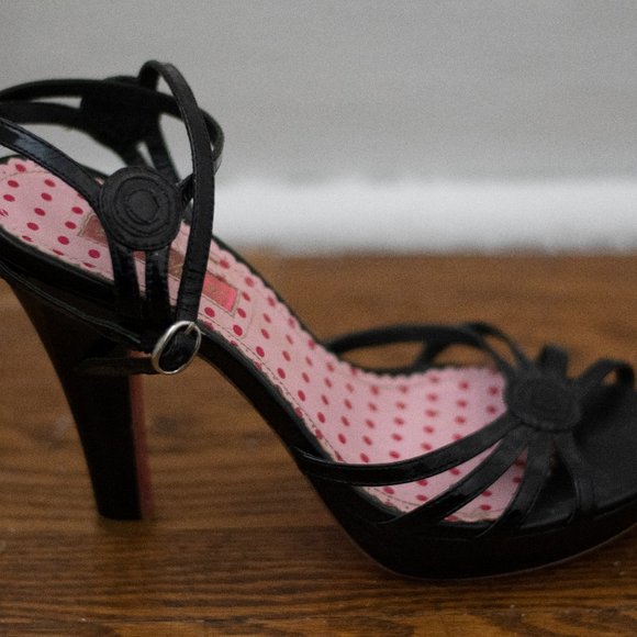 Betsey Johnson Black Strappy 90s Heal - Picture 2 of 5